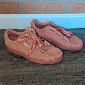 Suede pink Puma sneakers with ribbon laces
